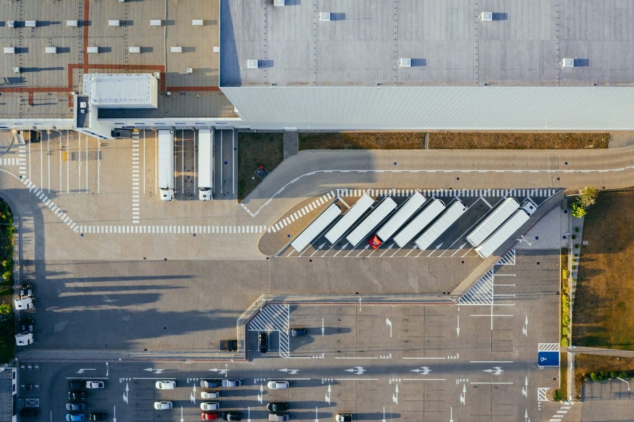 Container sollevato in un terminal per consolidamento LTL